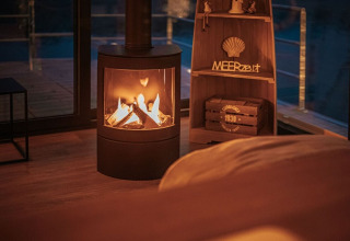 Gezellige woonkamer op woonboot 475077 in Duitsland met moderne haard en warme avondverlichting.