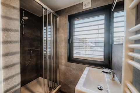 Moderne badkamer met douche en wastafel op woonboot 475077 in Duitsland, groot raam met uitzicht.