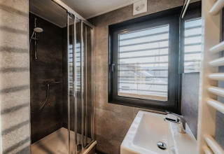 Moderne badkamer met douche en wastafel op woonboot 475077 in Duitsland, groot raam met uitzicht.