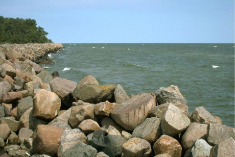 Vue sur la mer et de gros rochers au bord, prise depuis Houseboat à Peenemünde.