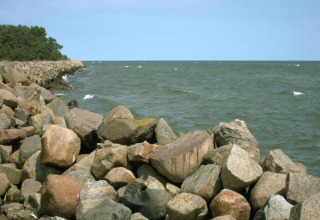 Vue sur la mer et de gros rochers au bord, prise depuis Houseboat à Peenemünde.