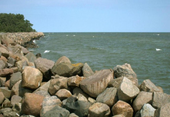 Udsigt over havet med store sten og klipper ved kysten, taget fra Houseboat i Peenemünde.