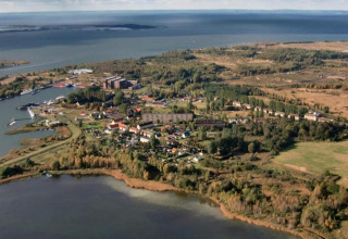 Vue aérienne de Peenemünde montrant le village, la côte et l'eau près du Houseboat à Peenemünde.