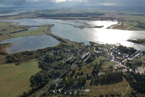 Vue aérienne de Peenemünde depuis un houseboat, entouré de plans d'eau, champs et petits villages.
