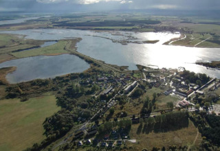Vue aérienne de Peenemünde depuis un houseboat, entouré de plans d'eau, champs et petits villages.