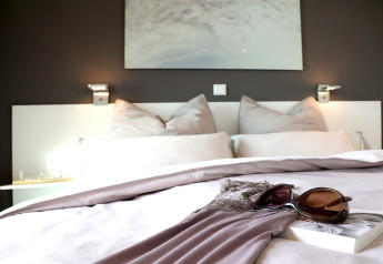 Modern bed met kussens, zonnebril en boek op Houseboat «in Ribnitz-Damgarten», Duitsland, sfeervolle kamer