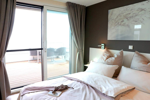 Camera da letto su una houseboat a Ribnitz-Damgarten, Germania, con terrazza e arredi moderni e accoglienti.