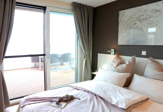 Camera da letto su una houseboat a Ribnitz-Damgarten, Germania, con terrazza e arredi moderni e accoglienti.