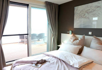 Camera da letto su una houseboat a Ribnitz-Damgarten, Germania, con terrazza e arredi moderni e accoglienti.