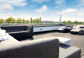 Moderne Dachterrasse auf einem Hausboot in Ribnitz-Damgarten, Deutschland mit grauen Sofas und Aussicht.