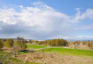 Udsigt over landskab og flod nær Ribnitz-Damgarten, set fra Houseboat i Tyskland på en solrig dag.