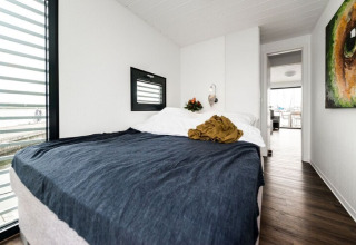 Camera da letto sulla houseboat 'Fjordblick / 4 Persons' in Germania con letto grande e finestra.