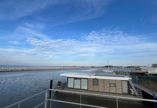 Uitzicht op het water en de lucht vanaf Houseboat «Fjordblick / 6 Persons» in Duitsland op een zonnige dag.