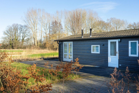 Foto de un bungalow en Regge en Holiday Park Mölke, Países Bajos, rodeado de naturaleza tranquila.