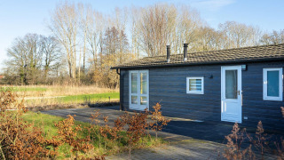 Foto de un bungalow en Regge en Holiday Park Mölke, Países Bajos, rodeado de naturaleza tranquila.