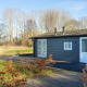 Billede af Bungalow ved Regge i Holiday Park Mölke, Holland, omgivet af natur og blå himmel.