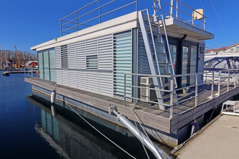 Moderne husbåd ved kajen under klar blå himmel, Houseboat Family & Friends LP2 i Tyskland, dagtid.