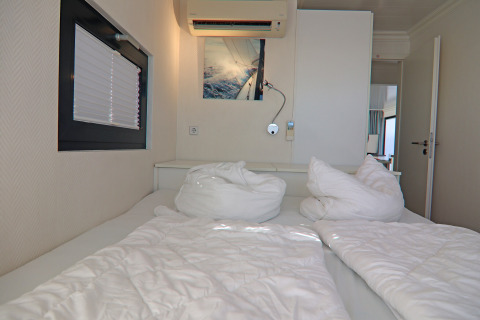 Slaapkamer op houseboat «Family & Friends LP2 / 1-2 Persons» in Duitsland, modern en gezellig.