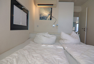 Slaapkamer op houseboat «Family & Friends LP2 / 1-2 Persons» in Duitsland, modern en gezellig.