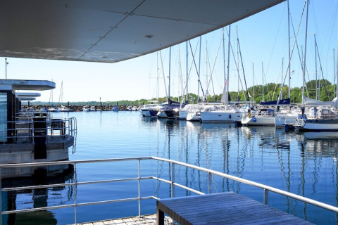 Uitzicht vanaf woonboot Family & Friends LP2 in Duitsland op een haven met zeilboten.