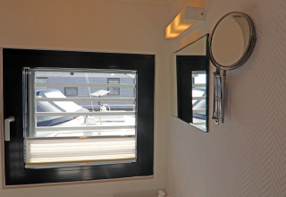 Bagno su una houseboat con finestra, specchio e vista barca, Houseboat Family & Friends in Germania.