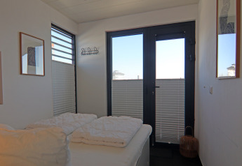 Bright bedroom on Houseboat 'Family & Friends LP 3 / 4 Persons' in Germany with bed, window, and framed art.