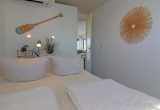 Chambre à bord de la péniche 'Family & Friends LP 3 / 4 Persons' avec déco moderne et lumière naturelle en Allemagne.