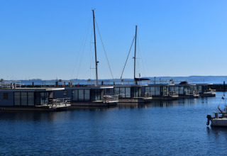 Moderne houseboat ormeggiate al porto di Houseboat Family & Friends LP in Germania in una giornata serena