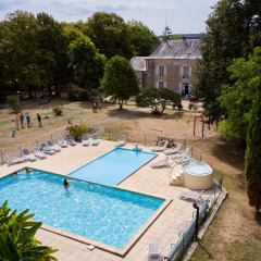 Übersicht Schwimmbad + Schloss - Villatent - Camping le Petit Trianon - Ingrandes, Pays de la Loire, Frankreich