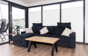 Wohnbereich im Hausboot 'Family & Friends mit Hund LP 10' in Deutschland mit Sofa und Holztisch.
