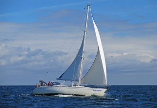 Sejlbåd sejler på havet under blå himmel med skyer, set fra Floating 44 - Boat 2 i Tyskland.