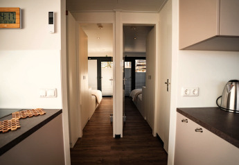 Modern interieur op de Houseboat in Höxter met twee slaapkamers en een minimalistische keuken.