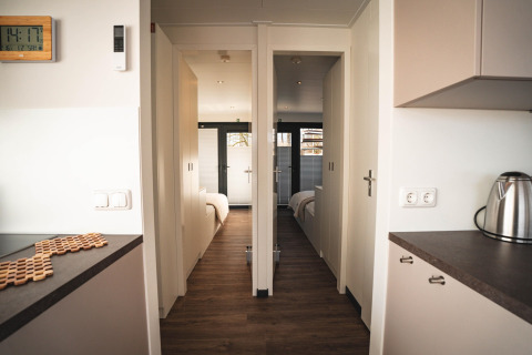 Moderne woonboot in Höxter, Duitsland, met twee slaapkamers en een strak, minimalistisch interieur.