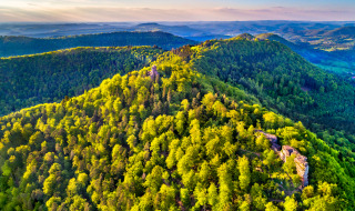 Paisaje montañoso del castillo de Loewenstein, Vosgos, Francia