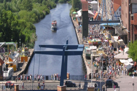 Uitzicht vanaf woonboot Watercamper deluxe op een drukke gracht en een volle straat in Duitsland.