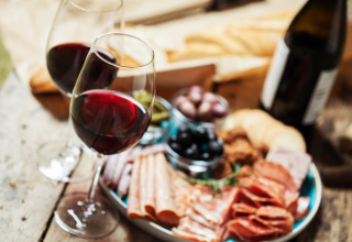 Vino francese con tagliere di carne e formaggio