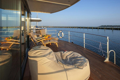 Terrasse confortable sur une péniche avec chaises longues sur l’eau, Houseboat Floating Houses Blue Active, Allemagne