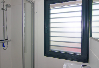 Badezimmer auf einem Hausboot mit moderner Dusche, Fenster mit Jalousien und Waschbecken in Ribnitz-Damgarten.