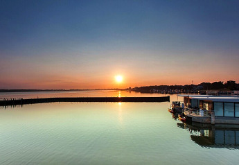 Atardecer sobre el agua en Houseboat ‘Floating Houses Blue Active, Ribnitz-Damgarten’ en Alemania.