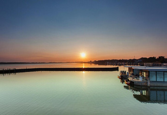 Atardecer sobre el agua en Houseboat ‘Floating Houses Blue Active, Ribnitz-Damgarten’ en Alemania.