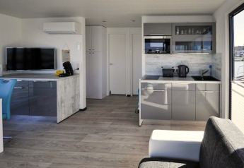Modernes Wohnzimmer und Küche auf dem Hausboot Floating House 'Leni' in Ribnitz-Damgarten, Deutschland.