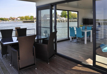 Espaces repas intérieurs et extérieurs élégants sur une péniche avec vue sur l’eau en Allemagne.