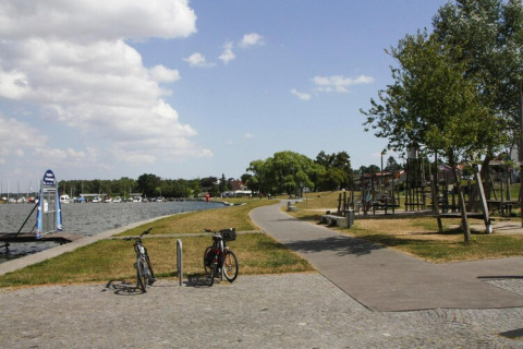 Vue sur le port et l’aire de jeux depuis Houseboat Floating House 'Leni', Ribnitz-Damgarten, Allemagne.