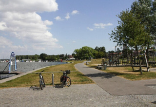 Blick auf den Hafen und Spielplatz vom Hausboot Floating House 'Leni', Ribnitz-Damgarten, Deutschland.