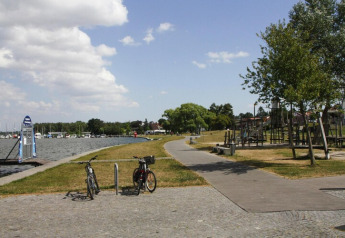 Vue sur le port et l’aire de jeux depuis Houseboat Floating House 'Leni', Ribnitz-Damgarten, Allemagne.