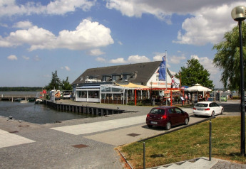 Hausboot Floating House 'Leni' am Wasser in Ribnitz-Damgarten, Deutschland, bei schönem Wetter
