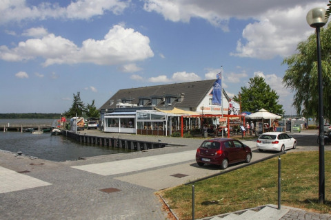 Hus på kajen ved søen, Houseboat Floating House 'Leni' i Ribnitz-Damgarten, Tyskland, solrig dag