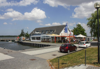Casa flotante Floating House 'Leni' junto al agua en Ribnitz-Damgarten, Alemania, en un día soleado