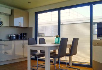 Moderne keuken en eetruimte in woonboot 'Floating House Luisa' te Ribnitz-Damgarten, Duitsland.