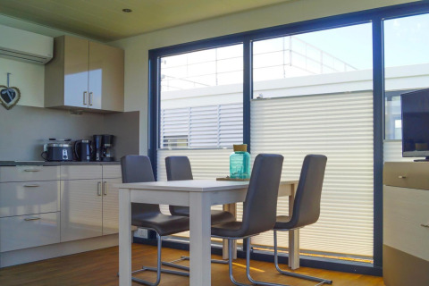 Moderne køkken og spisestue på husbåd 'Floating House Luisa' i Ribnitz-Damgarten, Tyskland.